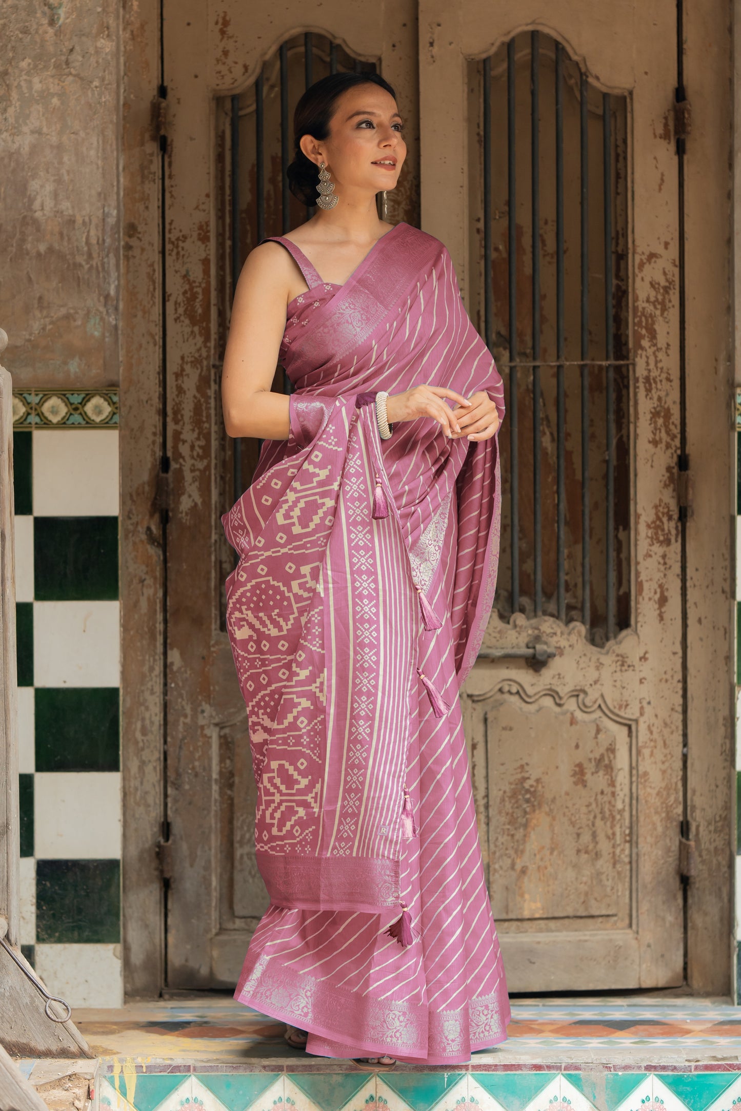 Silk Blend Leheriya & stripe Printed Saree With Unstitched Blouse Piece