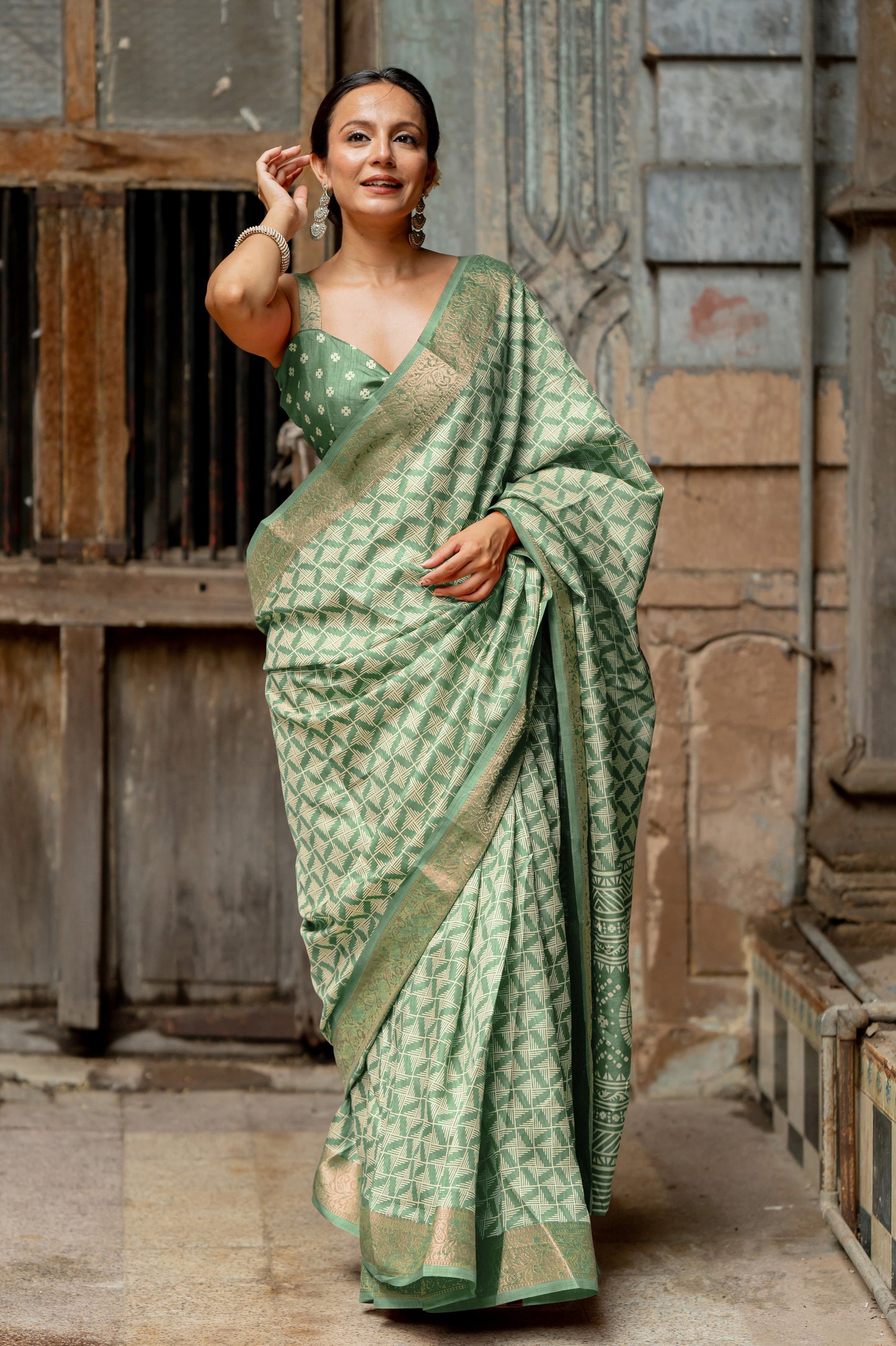 Silk Blend Geometric Printed Saree With Unstitched Blouse Piece