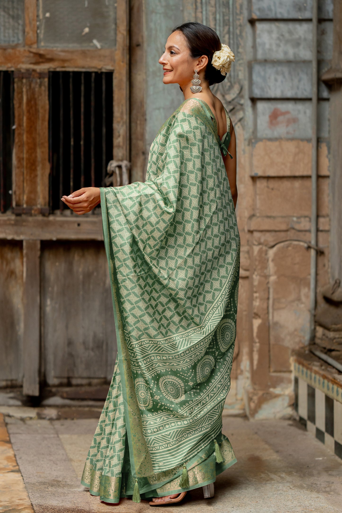 Silk Blend Geometric Printed Saree With Unstitched Blouse Piece
