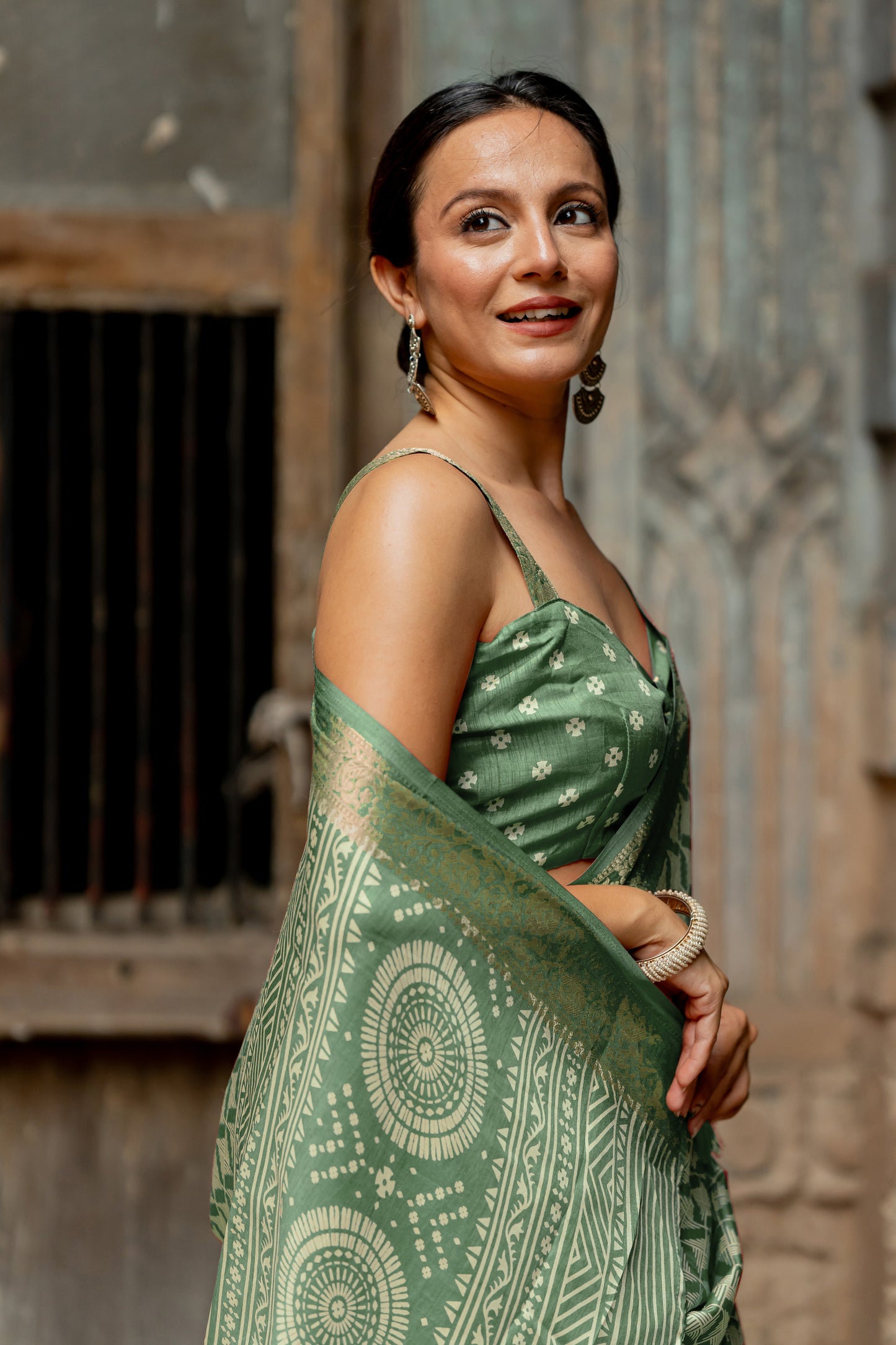 Silk Blend Geometric Printed Saree With Unstitched Blouse Piece