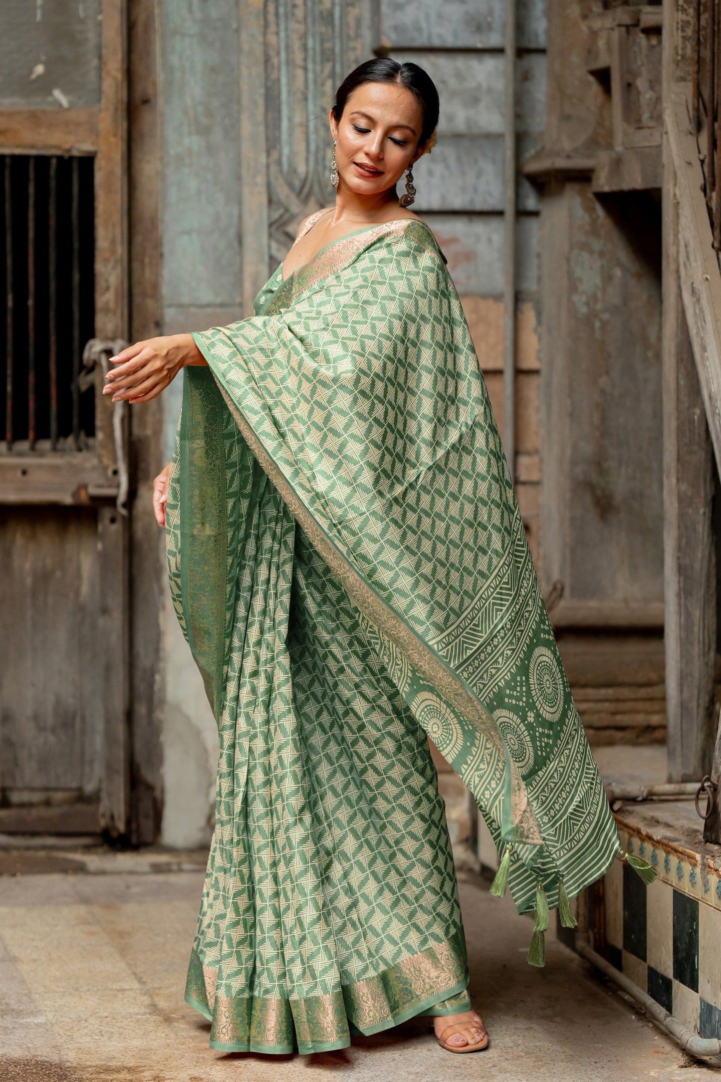 Silk Blend Geometric Printed Saree With Unstitched Blouse Piece