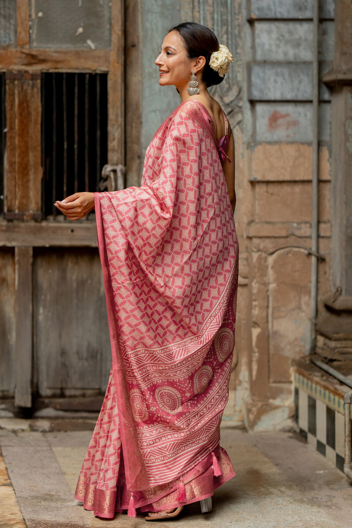 Silk Blend Geometric Printed Saree With Unstitched Blouse Piece