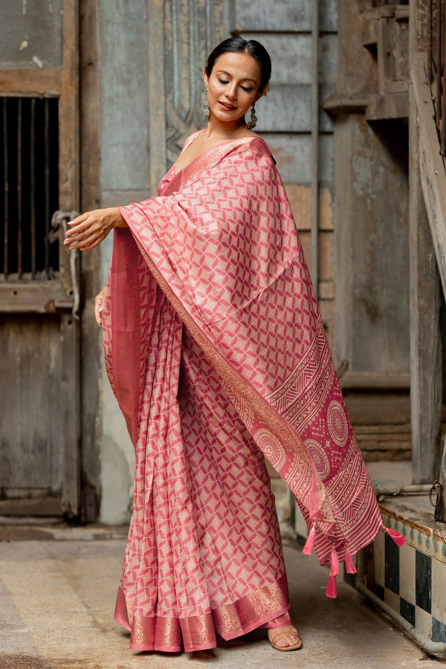 Silk Blend Geometric Printed Saree With Unstitched Blouse Piece