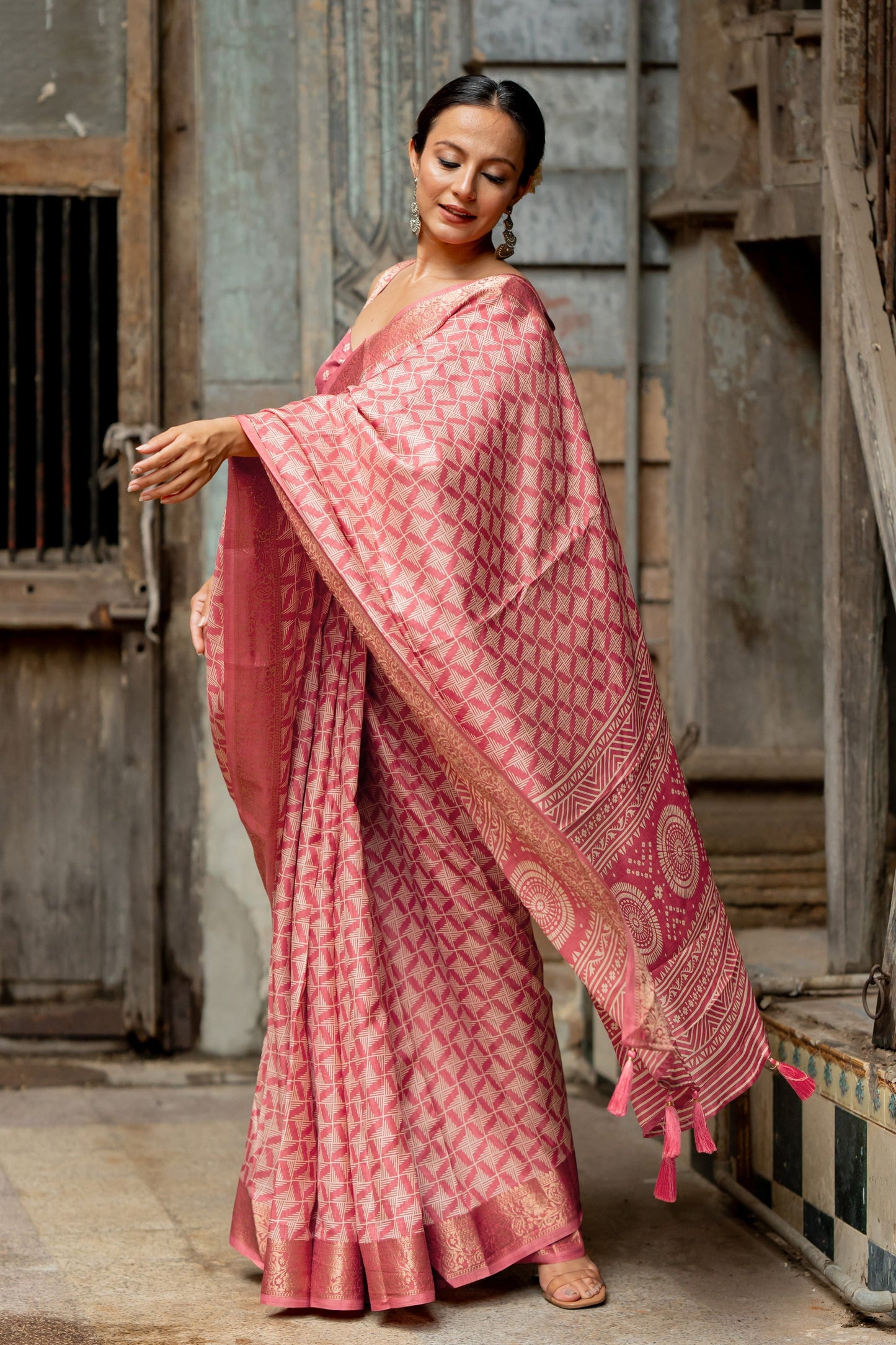 Silk Blend Geometric Printed Saree With Unstitched Blouse Piece