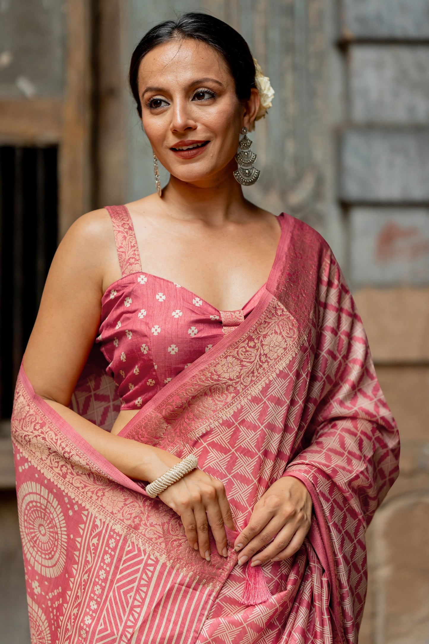 Silk Blend Geometric Printed Saree With Unstitched Blouse Piece