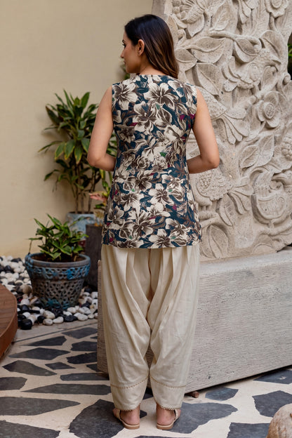 Glamorous Floral Foil Print Rayon Farsi Suit Set with Trendy Notch Neck & Lace Work